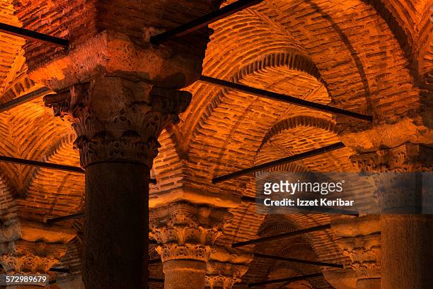 the basilica cistern in istanbul, turkey - イスタンブル地下宮殿 ストックフォトと画像