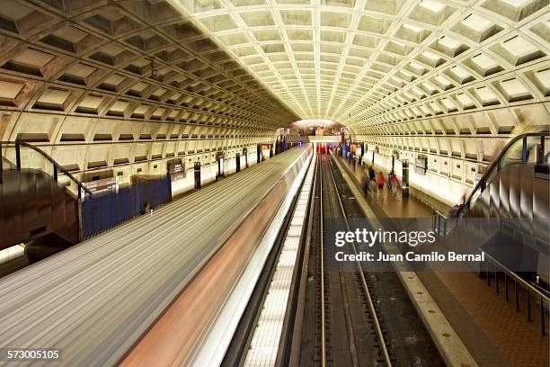 washington metro station - smithsonian institution stock-fotos und bilder