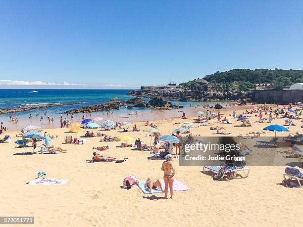 crowded beach on a hot summer day - beach sunbathing spain 個照片及圖片檔