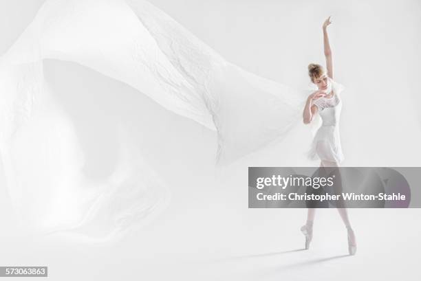 caucasian ballet dancer dancing on pointe - lap dancing stockfoto's en -beelden