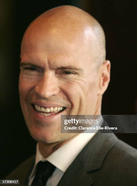 Mark Messier smiles as he arrives at the New Amsterdam theater for the Dana Reeve Memorial Service April 10, 2006 in New York City.