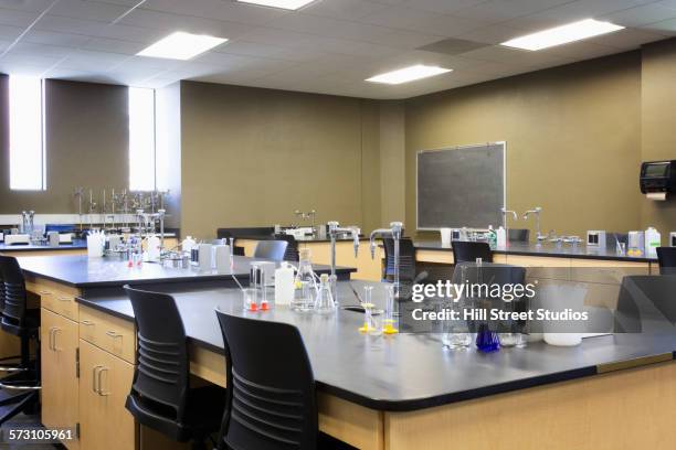 empty tables in science lab classroom - science lab school stock-fotos und bilder