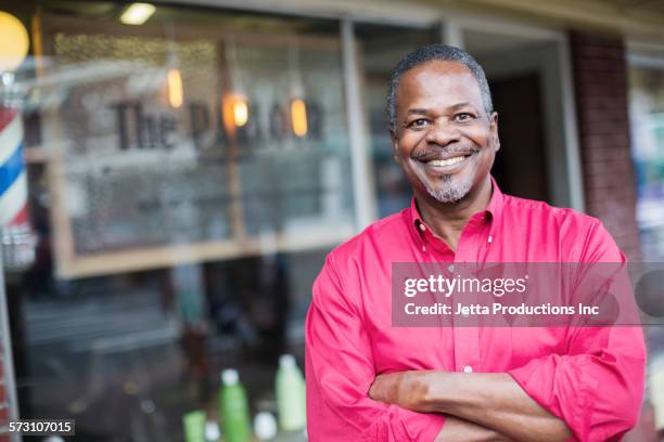 black barber standing outside retro barbershop - barber shop stockfoto's en -beelden