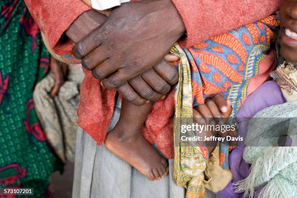 close up of mother carrying baby with traditional clothing - malávi - fotografias e filmes do acervo