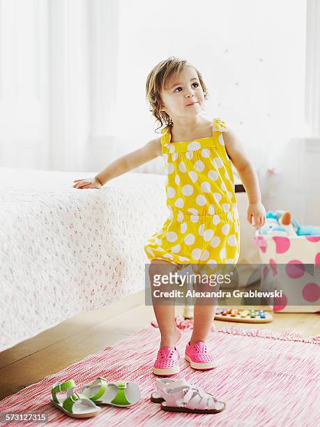 toddler trying on shoes - girls shoes - fotografias e filmes do acervo