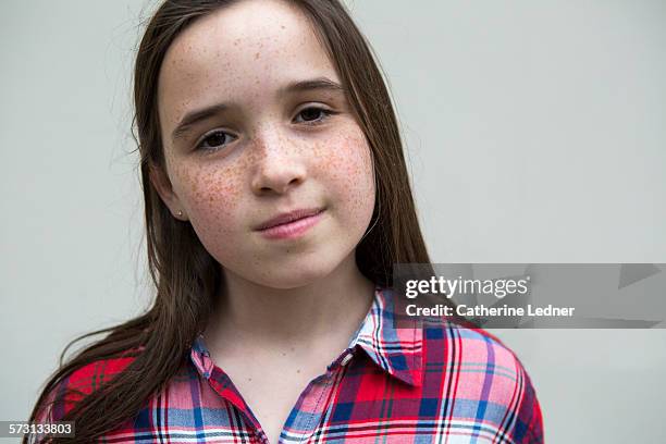 portrait of freckled face girl - bottomless girls stockfoto's en -beelden