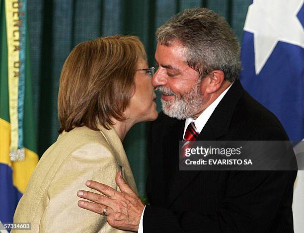 La presidenta de Chile Michelle Bachelet besa al presidente de Brasil Luiz Inacio Lula da Silva, tras recibir la conmemoracion Cruzero del Sur, en...