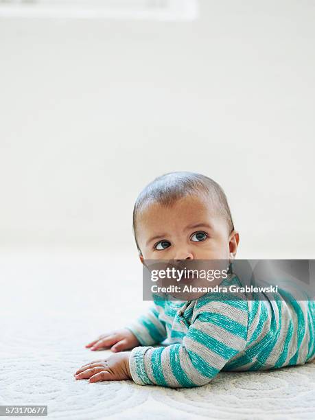 baby in stripes - allongé sur le devant photos et images de collection