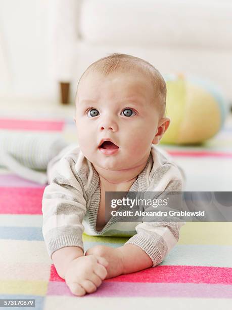 baby on stomach - allongé sur le devant photos et images de collection