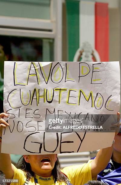 Una seguidora del jugador de futbol Cuauhtemoc Blanco sostiene un cartel en contra del entrenador argentino Antonio Lavolpe frente a las intalaciones...
