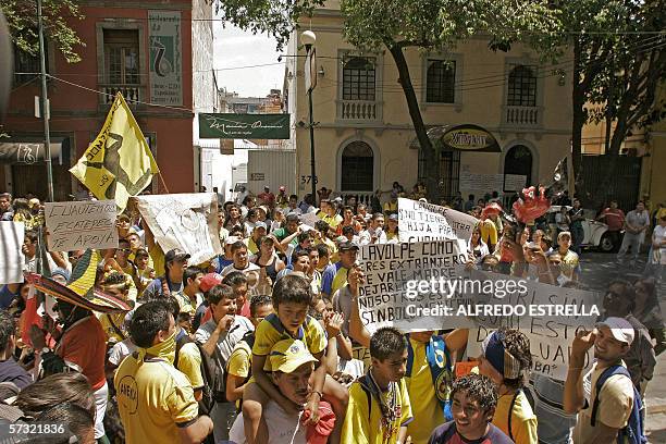 Seguidores del delantero americanista Cuauhtemoc Blanco protestan, el 11 de abril de 2006 ante la Federacion Mexicana de Futbol por la ausencia de su...