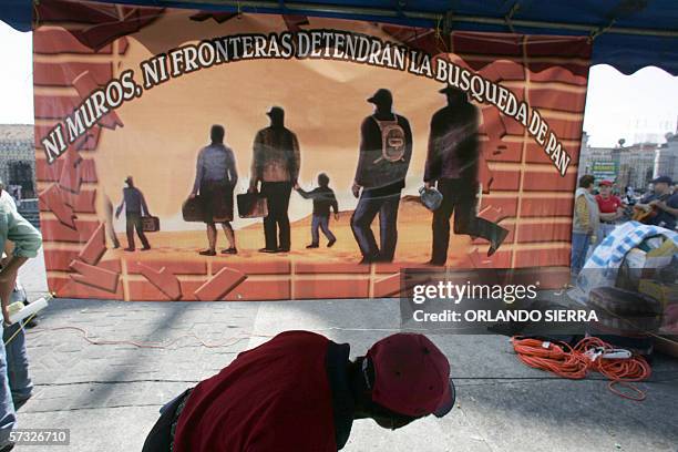 Un joven se suma al via crucis del emigrante en Ciudad de Guatemala, el 31 de marzo de 2006. El via crucis que recorre el centro historico de la...