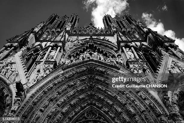 cathédrale notre-dame de reims - reims stock pictures, royalty-free photos & images