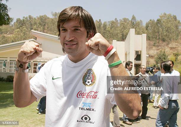Francisco Fonseca posa para los fotografos durante una confererencia informal en la concentracion de la seleccion mexicana de futbol en la ciudad de...