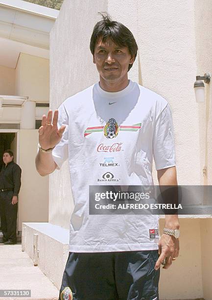 Claudio Suarez saluda a la prensa durante una confererencia informal en la concentracion de la seleccion mexicana de futbol en la ciudad de Mexico el...
