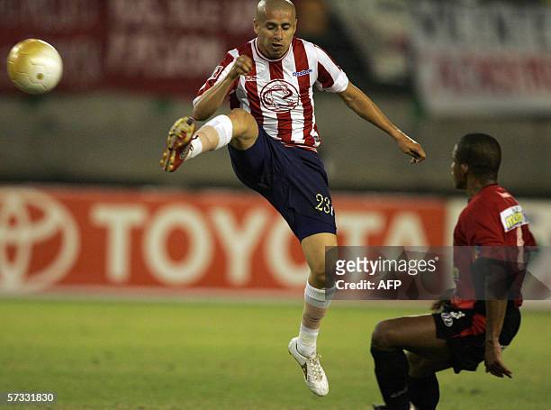 Adolfo Batista de Chivas de Guadalajara trata de marcar a Weymar Olivares de Caracas FC en partido de Copa Libertadores en Caracas el 12 de abril de...