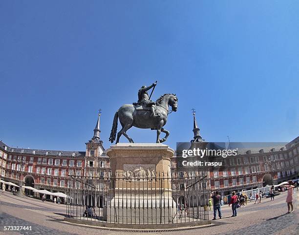 madrid, plaza mayor square - statue de philippe iii photos et images de collection