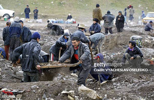 Picture taken 06 April 2006, shows Kyrgyz villagers searching and collecting silicon at a dump site of a former uranium mine outside the village of...