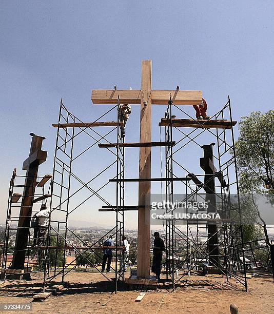 En Mexico, la Pasion de Cristo sera sobre vestigiosde piramide prehispanica. Trababajadores instalan las cruces donde se escenificara la Pasion de...