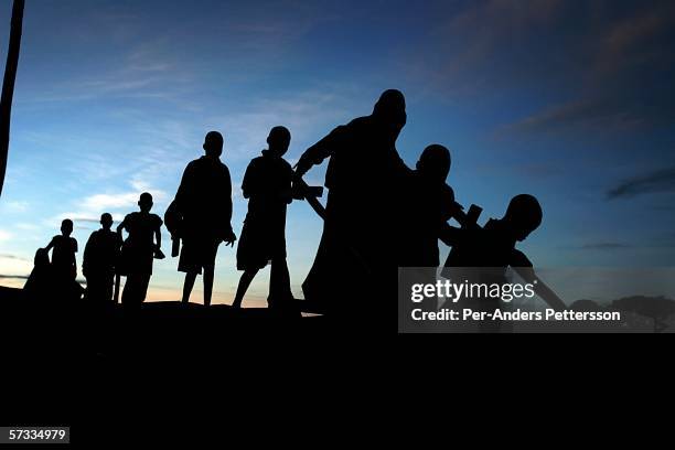 uga: night commuters - réfugiés et personnes déplacées photos et images de collection