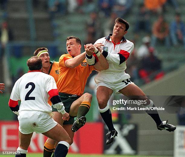 Rugby World Cup 1995, England v Australia, Damien Smith and Tony Underwood miss the high ball.