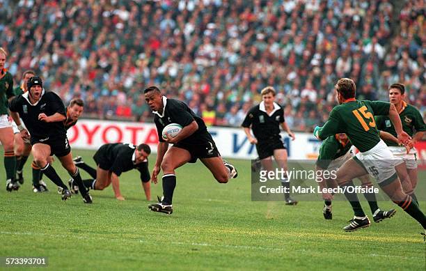 Rugby World Cup Final 1995, Ellis Park, Johannesburg, South Africa v New Zealand, Jonah Lomu breaks through the South African defence.