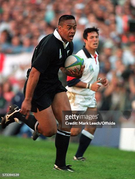Rugby World Cup 1995, England v New Zealand, Jonah Lomu heads towards the try line.