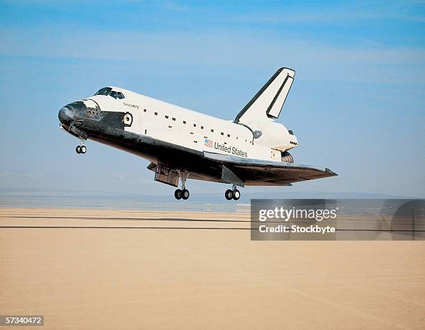 space shuttle landing - transbordador espacial fotografías e imágenes de stock