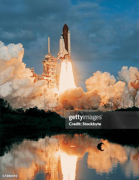 space shuttle taking off from a launch pad - cohete despegue fotografías e imágenes de stock