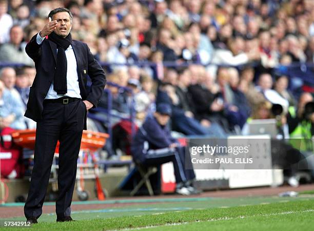 Bolton, UNITED KINGDOM: Chelsea manager Jose Mourinho gives instructions to his players during their English Premiership football match against...