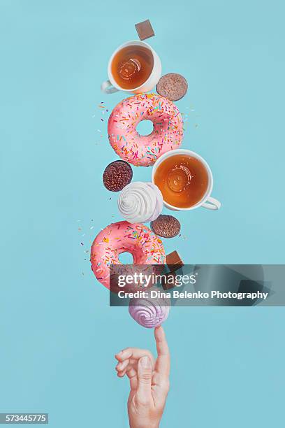 balancing donuts - balance cuisine stock-fotos und bilder