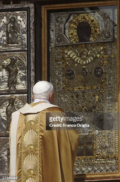 Pope Benedict XVI kisses the Christ's icona during the Easter mass and gives his blessing "Urbi et Orbi" at Saint Peter's Basilica, April 16, 2006 in...