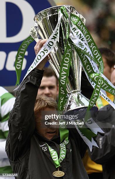 Gordon Strachan manager of Celtic lifts the Scottish Premier division trophy after the match between Celtic and Hibernian at Celtic Park April 16...