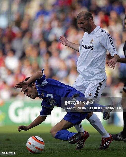 Real Madrid's Zinedine Zidane vies with Getafe's Jaime Gavilan during their Spanish league football match in Getafe, 16 April 2006. AFP...