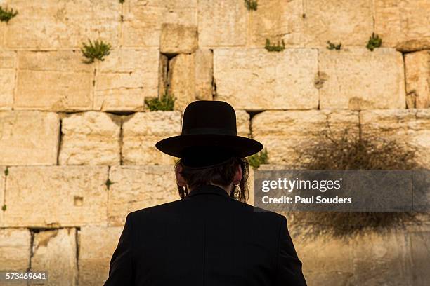 jewish man at western wall, jerusalem, israel - orthodox stock pictures, royalty-free photos & images