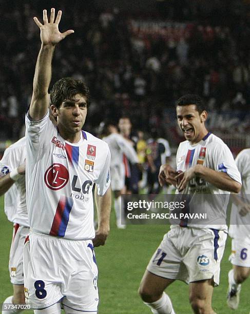 Lyon's Brazilian midfielder Juninho and forward Fred celebrate after beating Paris during their French L1 football match, 16 April 2006 at the Parc...