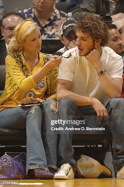 Paris Hilton feeds Stavros Niarchos III some food as the Los Angeles Lakers play against the Phoenix Suns on April 16, 2006 at Staples Center in Los...