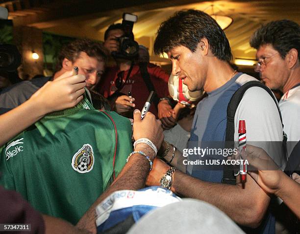 El jugador de la seleccion mexicana Claudio Suarez, firma autografos a su llegada al hotel Pierre Marques en Acapulco, Mexico el 16 de abril de 2006....