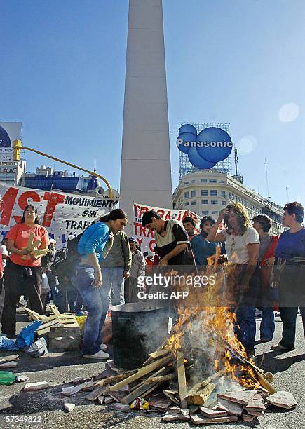 Buenos Aires, ARGENTINA: Miembros de diferentes organizaciones piqueteras preparan una fogata cuando se reunen frente al Obelisco de Buenos Aires el...
