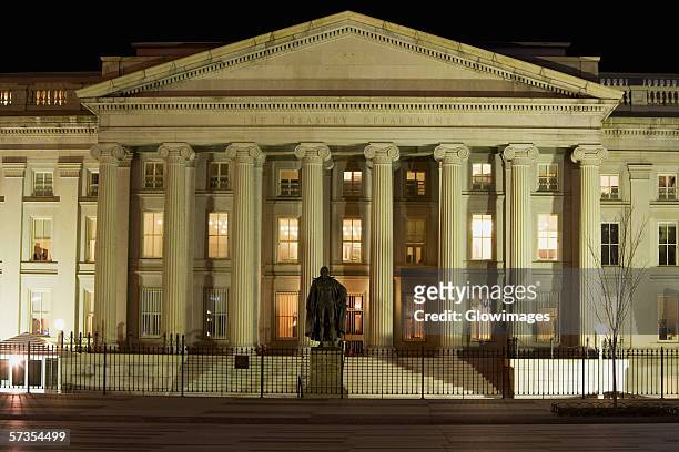statue in front of a building, us treasury department, washington dc, usa - 米国財務省 ストックフォトと画像