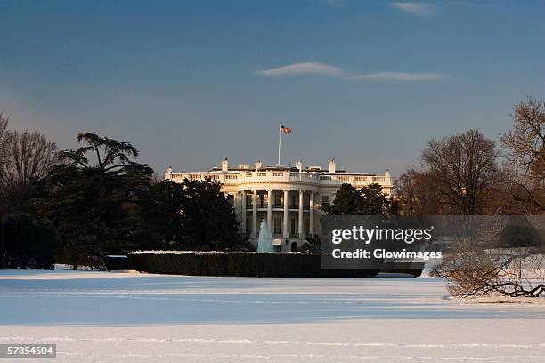 facade of a government building, white house, washington dc, usa - washington dc winter stock pictures, royalty-free photos & images