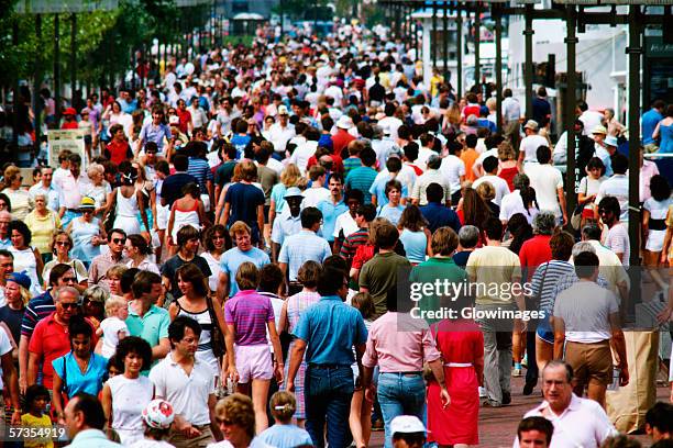 crowds on the pier at harbor place in baltimore, maryland - explosão demográfica imagens e fotografias de stock