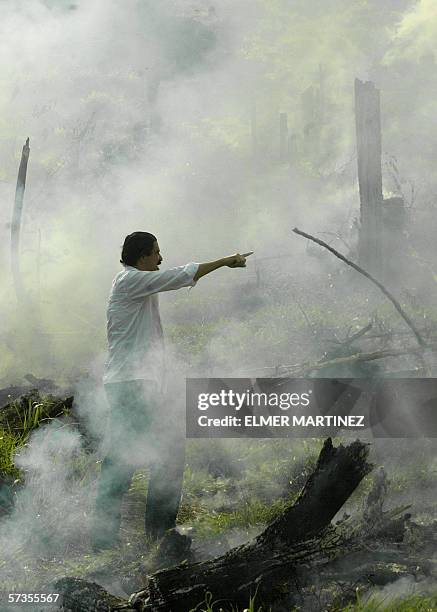 Tegucigalpa, HONDURAS: El presidente hondureno Manuel Zelaya camina por una zona incendiada alrededor del Rio Patuca, unos 300 km al este de...