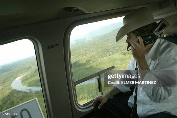 Tegucigalpa, HONDURAS: El presidente hondureno Manuel Zelaya sobrevuela en helicoptero una zona incendiada alrededor del Rio Patuca, unos 300 km al...