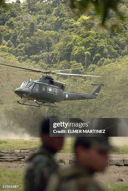 Tegucigalpa, HONDURAS: Un helicoptero militar se posa cerca de una zona incendiada en los margenes del Rio Patuca, unos 300 km al este de Tegucigalpa...