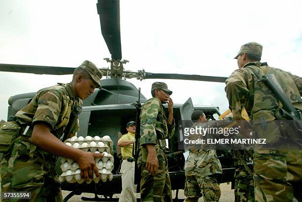 Tegucigalpa, HONDURAS: Soldados del Ejercito cargan alimentos en un helicoptero en una zona incendiada alrededor del Rio Patuca, unos 300 km al este...