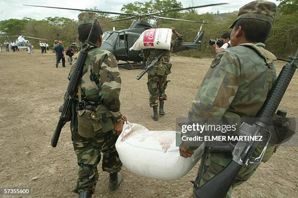 Tegucigalpa, HONDURAS: Soldados del Ejercito cargan alimentos en un helicoptero en una zona incendiada alrededor del Rio Patuca, unos 300 km al este...