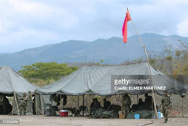 Tegucigalpa, HONDURAS: Militares hondurenos montan un campamento como base de operaciones en una zona incendiada alrededor del Rio Patuca, unos 300...