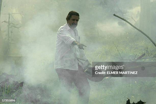 Tegucigalpa, HONDURAS: El presidente hondureno Manuel Zelaya camina por una zona incendiada alrededor del Rio Patuca, unos 300 km al este de...