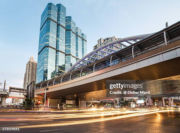 bangkok business district - emerging markets stockfoto's en -beelden